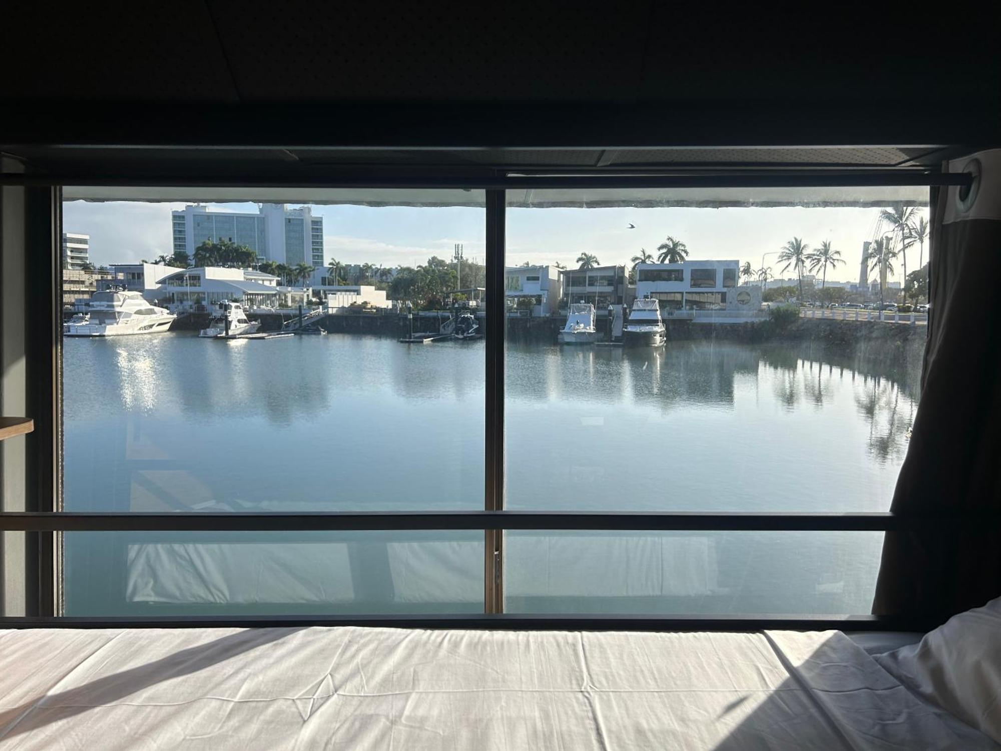 The Pier Pods On The Water- 50M From Townsville Bus Terminal And Ferry Terminal- Passport Id Requried Экстерьер фото