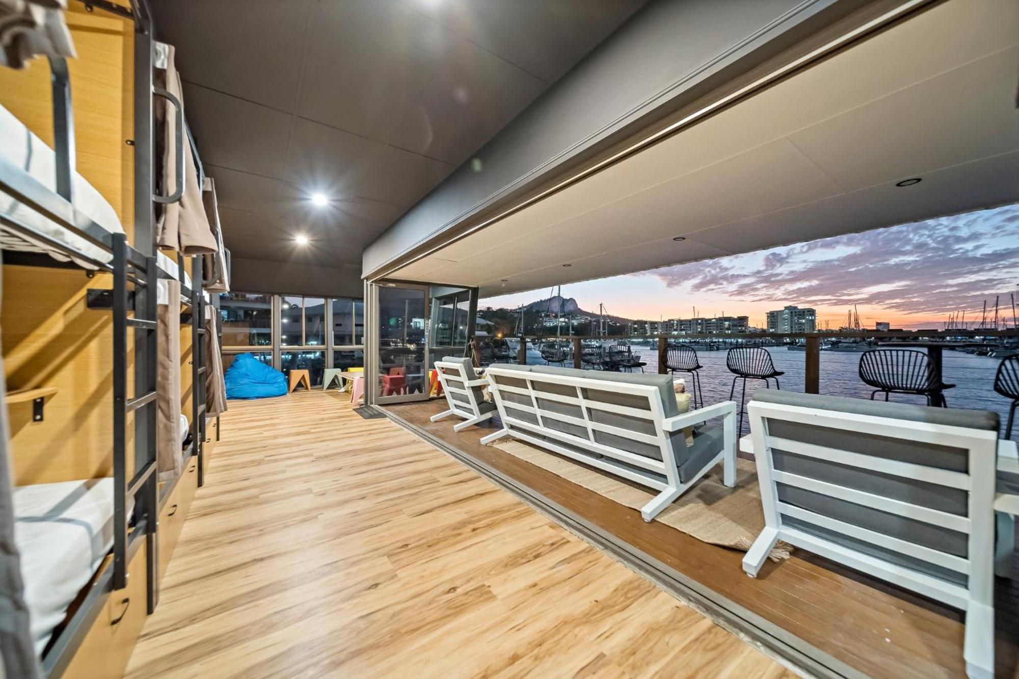 The Pier Pods On The Water- 50M From Townsville Bus Terminal And Ferry Terminal- Passport Id Requried Экстерьер фото